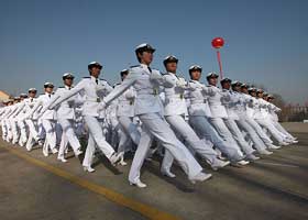 中国海军女新兵结业阅兵典礼上精神抖擞(1)